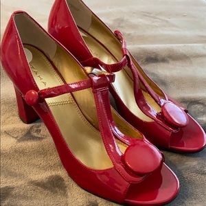 Red Tahari platform heel 9 1/2